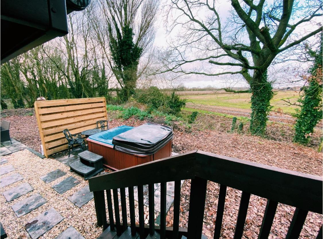Squirrel Lodge At Owlet Hideaway - With Hot Tub, Near 约克 外观 照片